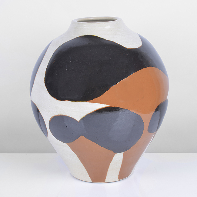 A stoneware vase made by Kumakura Junkichi sold at auction by Maak