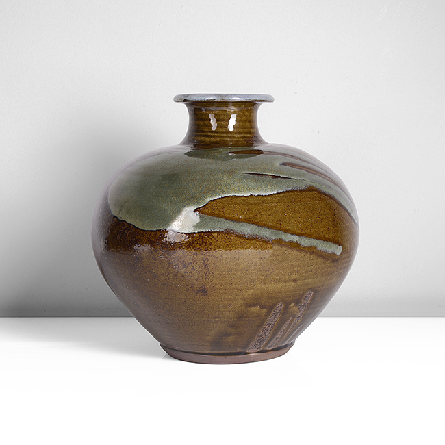 A brown and green stoneware vase made by Japanese artist Ichino Shigeyoshi sold at auction by Maak