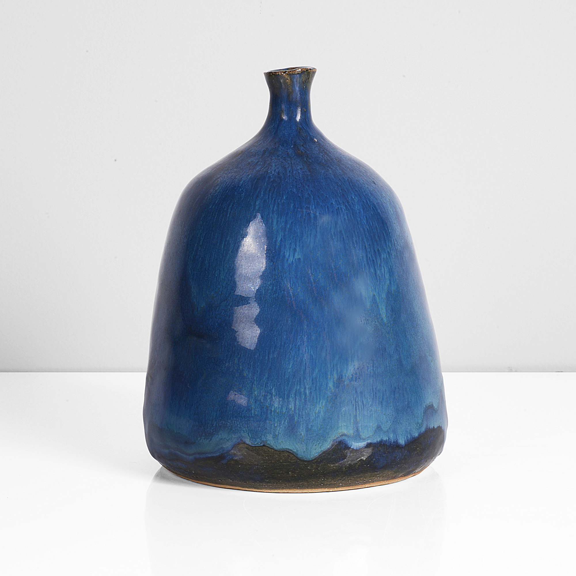 A turquoise stoneware vase made by Kumakura Junkichi sold at auction by Maak