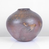 A Bizen stoneware jar made by Isezaki Mitsuru sold at auction by Maak