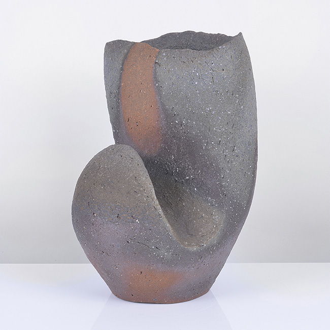 A Bizen sculptural vessel made by Wakimoto Hiroyuki sold at auction by Maak