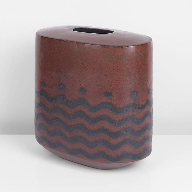 A red and grey stoneware vessel made by Japanese artist Morino Hiroaki Taimei sold at auction by Maak